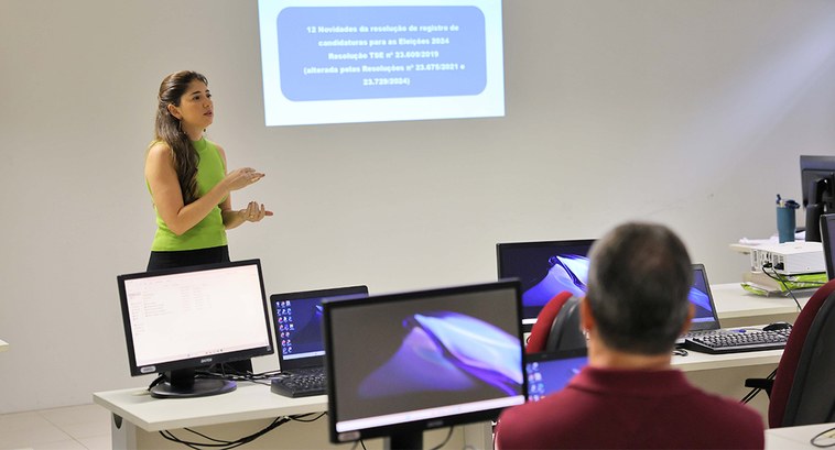 Servidores receberam capacitação sobre registro de candidatura e horário eleitoral O curso teve duração de três dias e foi ministrado na sede do TRE-SE
