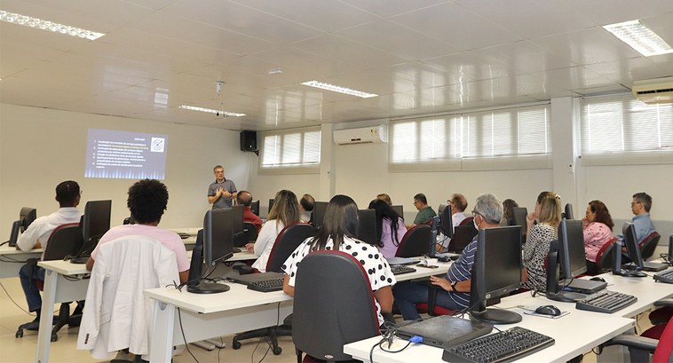 TRE-SE Comissão apresenta Estratégia de Transformação Digital do TRE-SE A Transformação Digital exige o esforço constante da instituição para digitalizar serviços, otim...