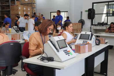 Após o processo de carga e lacração, equipamentos começam a ser transportados para os locais de ...