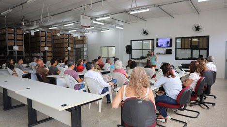Após o processo de carga e lacração, equipamentos começam a ser transportados para os locais de ...