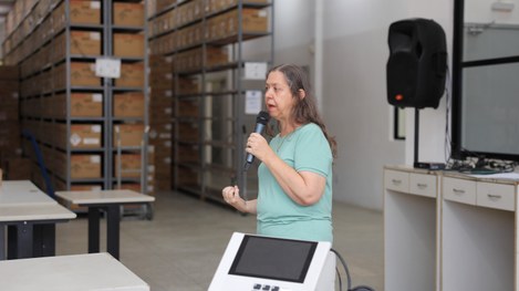 Após o processo de carga e lacração, equipamentos começam a ser transportados para os locais de ...