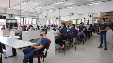 Após o processo de carga e lacração, equipamentos começam a ser transportados para os locais de ...