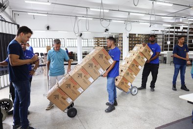 Após o processo de carga e lacração, equipamentos começam a ser transportados para os locais de ...