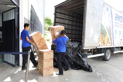 Após o processo de carga e lacração, equipamentos começam a ser transportados para os locais de ...