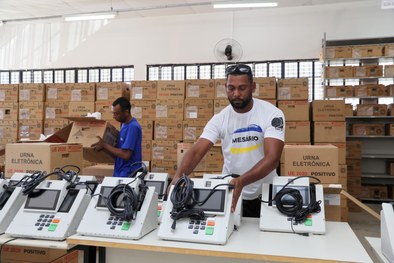 Após o processo de carga e lacração, equipamentos começam a ser transportados para os locais de ...