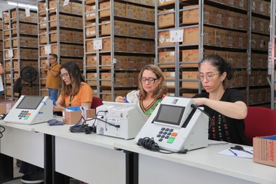 Após o processo de carga e lacração, equipamentos começam a ser transportados para os locais de ...