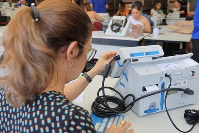 Após o processo de carga e lacração, equipamentos começam a ser transportados para os locais de ...