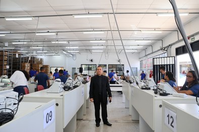 Após o processo de carga e lacração, equipamentos começam a ser transportados para os locais de ...