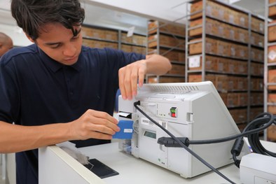 Após o processo de carga e lacração, equipamentos começam a ser transportados para os locais de ...