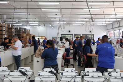 Após o processo de carga e lacração, equipamentos começam a ser transportados para os locais de ...