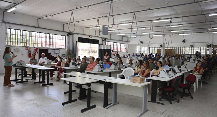 Após o processo de carga e lacração, equipamentos começam a ser transportados para os locais de ...