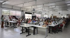 Após o processo de carga e lacração, equipamentos começam a ser transportados para os locais de ...