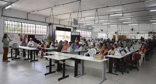 Após o processo de carga e lacração, equipamentos começam a ser transportados para os locais de ...