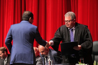 TRE-SE Diplomação: presidente do TRE-SE, Des. Roberto Porto entregando o diploma