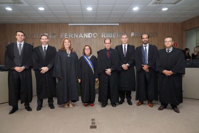 Desa. Elvira assinando o termo de posse