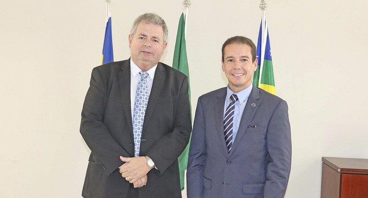 TRE-SE Presidente do TRE Recebe visita do representante da APESE Na oportunidade, o presidente também recebeu o convite para a Festa de Comemoração dos 40 anos d...