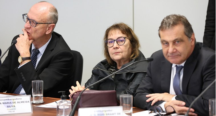 Presidente do TRE-SE reúne-se com o presidente do TSE e dos TRE’S Presidente do TRE-SE reúne-se com o presidente do TSE e dos TRE’S