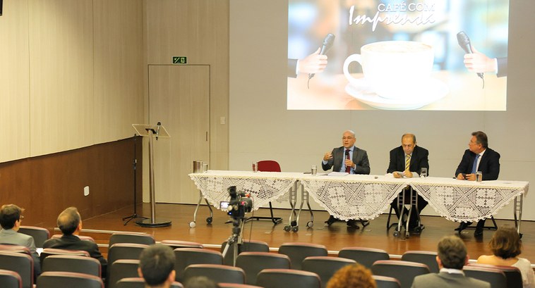 Mesa solene O evento serviu para capacitar jornalistas e promover conhecimento aprofundado sobre processo el...