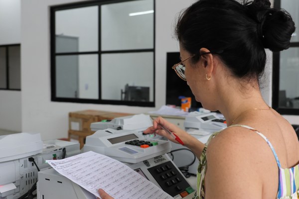TRE-SE realiza testagem das urnas eletrônicas do 18° Simulado Nacional de Hardware
