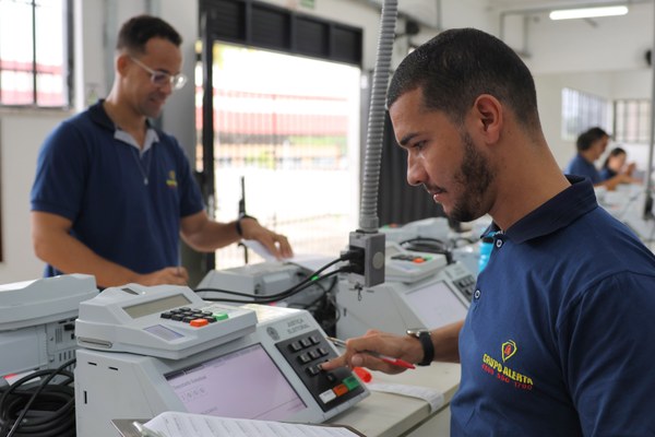 TRE-SE realiza testagem das urnas eletrônicas do 18° Simulado Nacional de Hardware