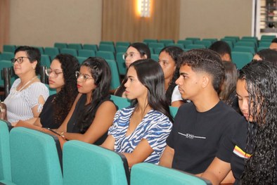 Os jovens eleitores participaram da testagem das urnas para as eleições de 2024.