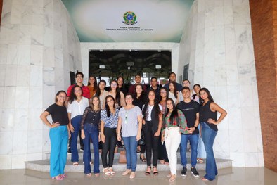 Os jovens eleitores participaram da testagem das urnas para as eleições de 2024.