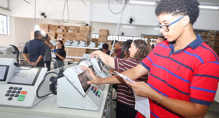 TRE-SE recebe a visita dos alunos do curso de direito da Faculdade Pio Décimo. Os jovens eleitores participaram da testagem das urnas para as eleições de 2024.