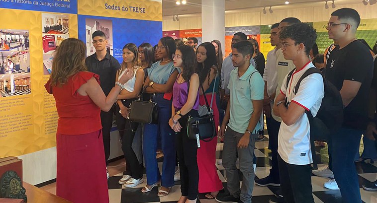 TRE-SE recebeu alunos de graduação em Direito da Faculdade Pio Décimo A visita guiada objetivou esclarecer dúvidas acerca do processo eleitoral e fortalecer o conheci...